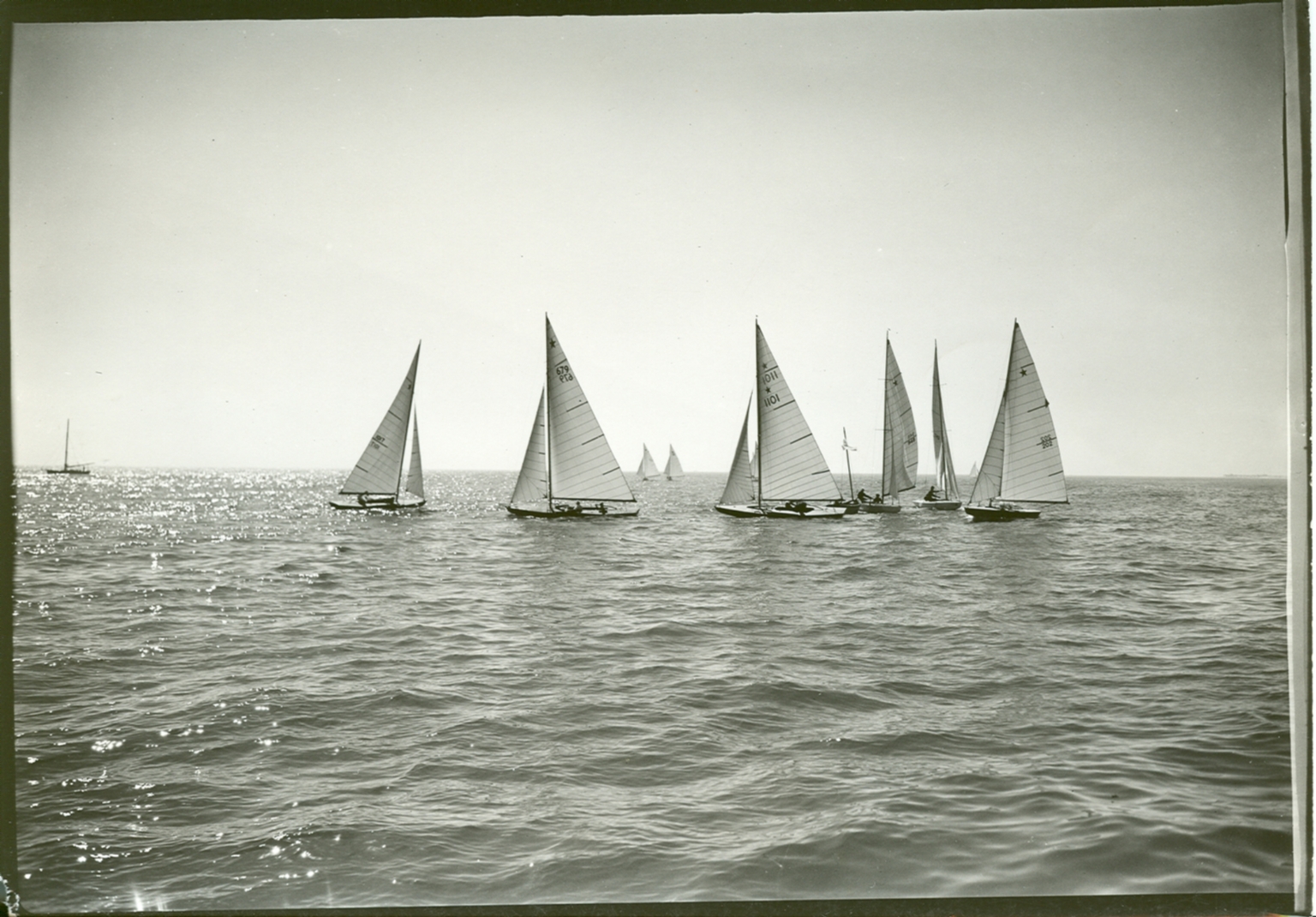Star Class sloops race in the ocean. By C (#1052) in the foreground ...